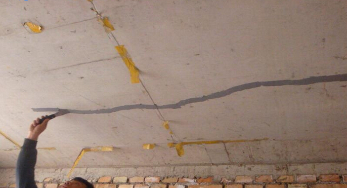 处理混凝土裂缝时，哪些工作不可轻视？