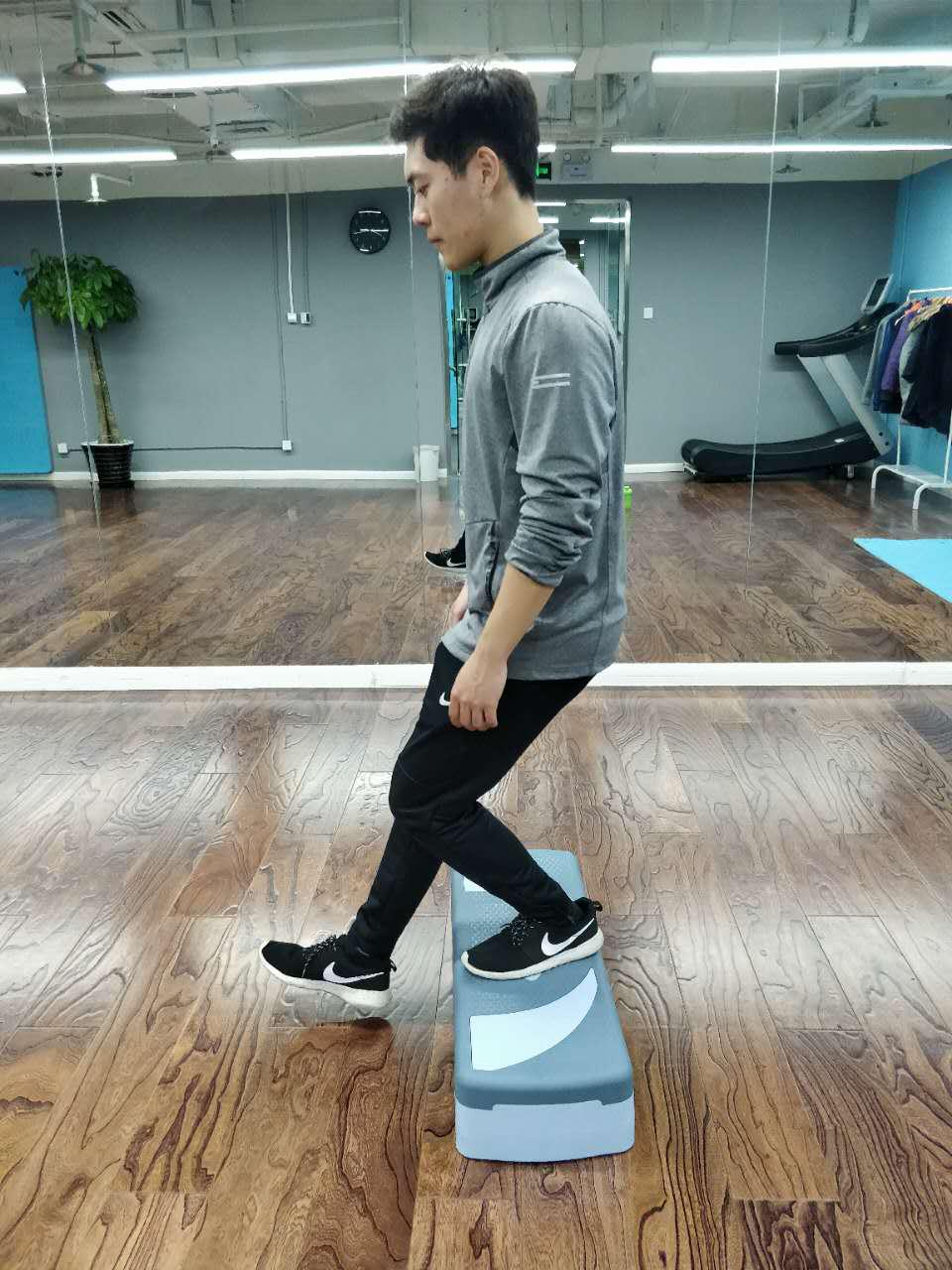 练体育膝盖疼怎么治_练体育膝盖疼怎么治疗