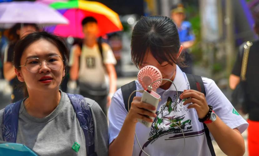 2025新澳门开奖记录和爸爸穿旗袍为儿应援与爸爸穿旗袍陪考