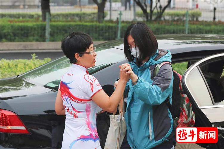 2025新澳门天天开奖免费和爸爸穿旗袍为儿应援与爸爸穿旗袍陪考