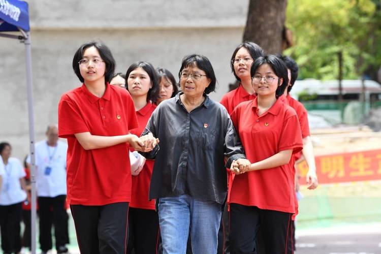 2025澳門正版資料免費和张桂梅的第15次送考与张桂梅连续11年送考从未缺席